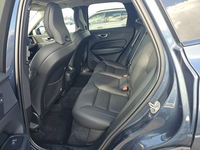 2024 volvo xc60 b5 plus dark theme