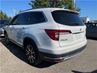 2022 Honda Pilot touring w/rear captain's chairs