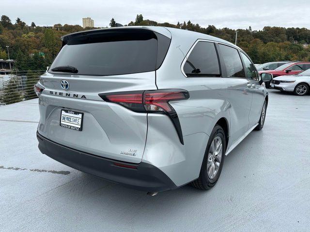 2021 toyota sienna le