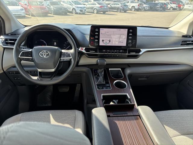 2021 toyota sienna le
