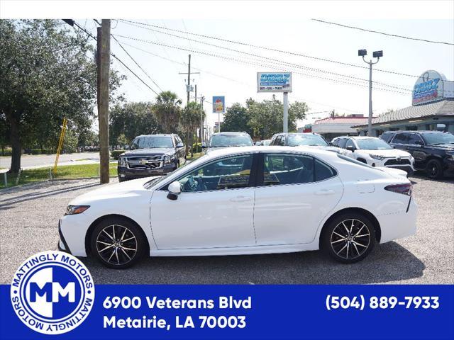 2022 toyota camry se