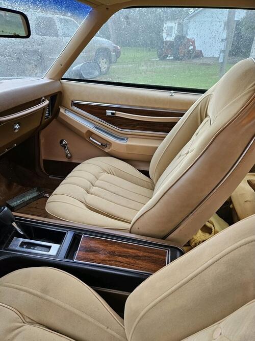 1977 pontiac grand prix, 84,000 miles, super straight body and minor rust. estate