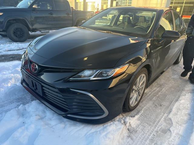 2022 toyota camry le