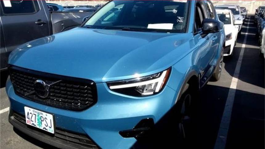 2024 volvo xc40 b5 plus dark theme
