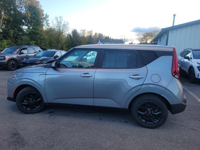 2022 kia soul lx