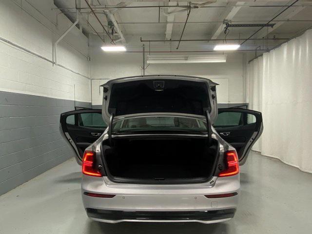 2024 volvo s60 b5 plus dark theme
