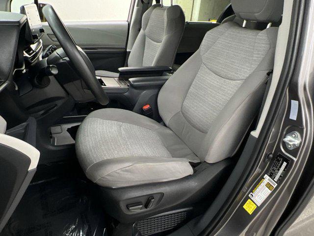 2022 toyota sienna le