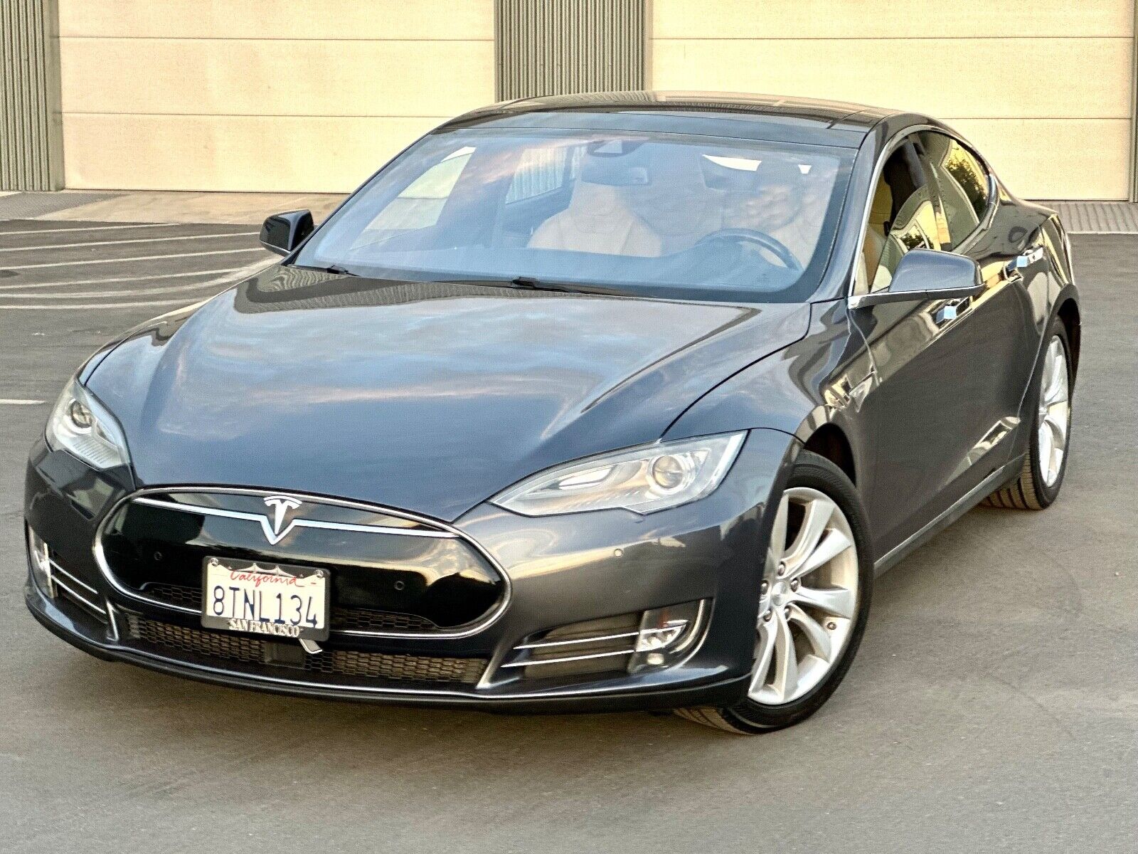 2015 tesla model s ....free lifetime supercharging....super clean !