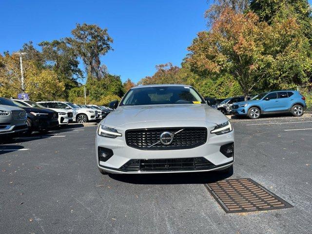 2024 volvo s60 b5 plus dark theme