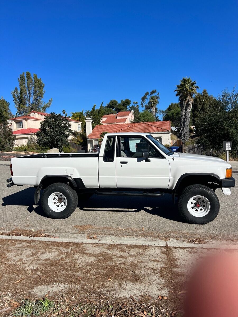 1987 toyota pickup pickup white 4wd manual xtracab rn67 sr5