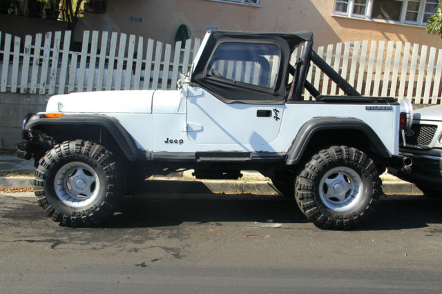white jeep wranger 1987 6 cylinder white, with lift kit, 33 in tires, with acces