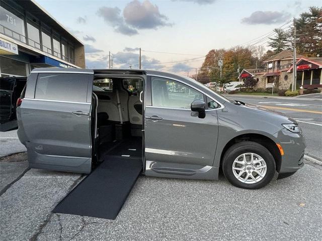 2023 chrysler pacifica touring-l