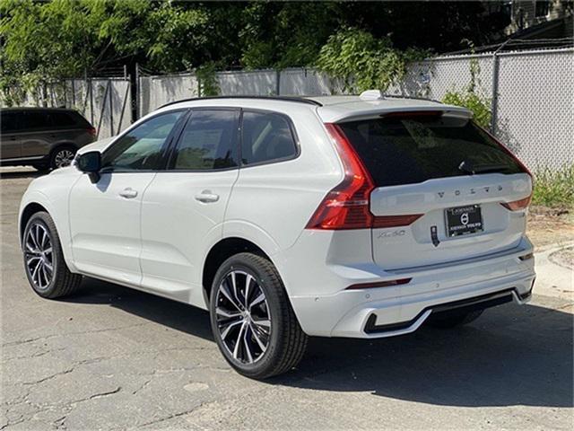 2024 volvo xc60 b5 plus dark theme