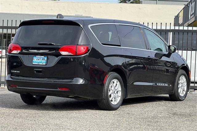 2022 chrysler voyager lx