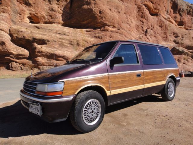 1992 plymouth minivan, great runnning, very dependable, large storage van 136k m