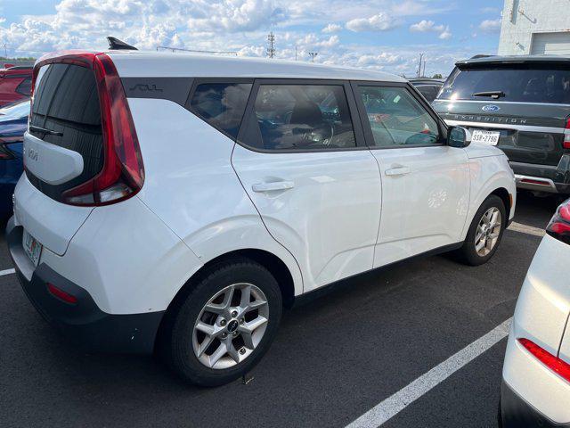 2022 kia soul lx
