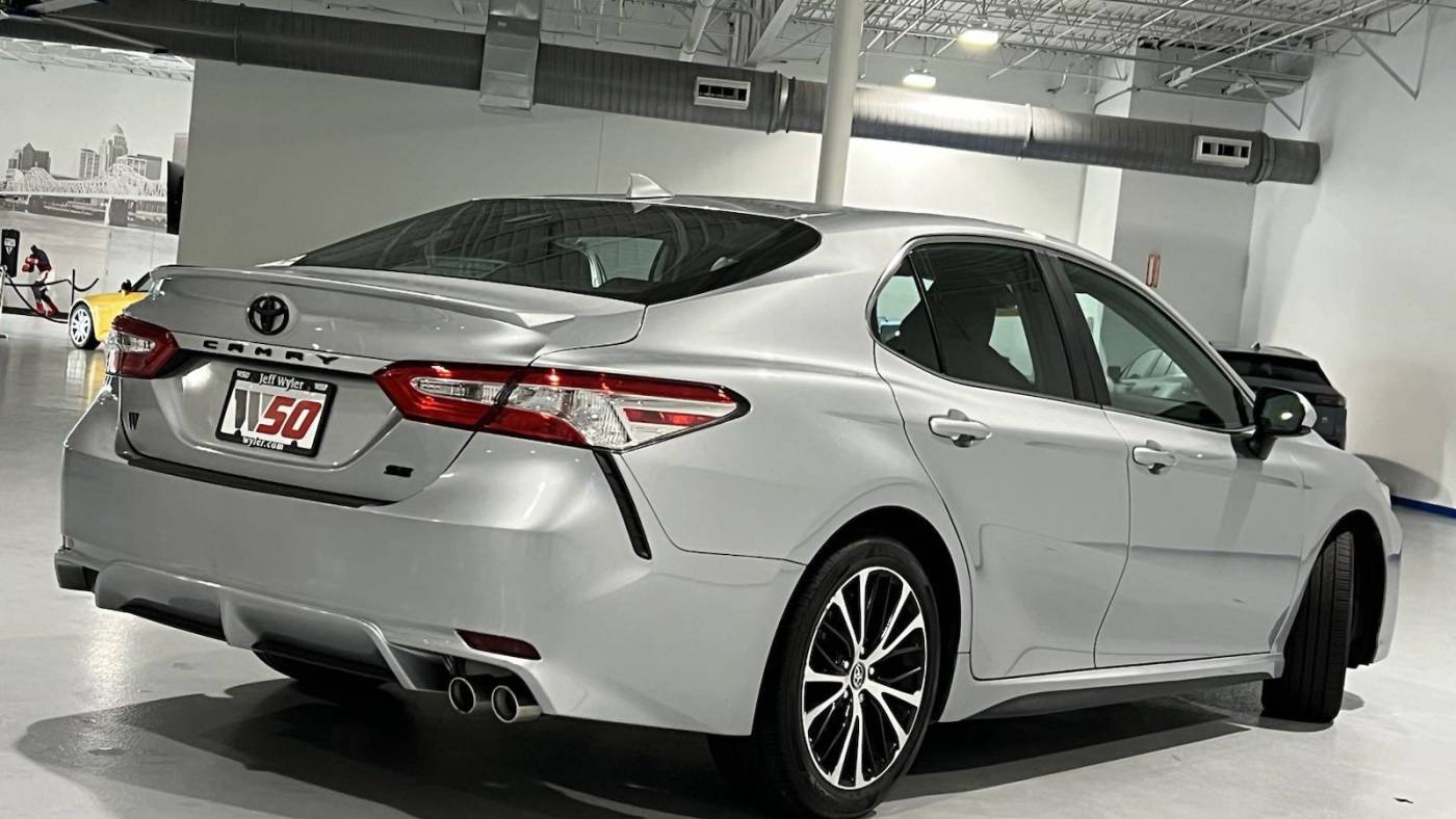 2020 toyota camry se