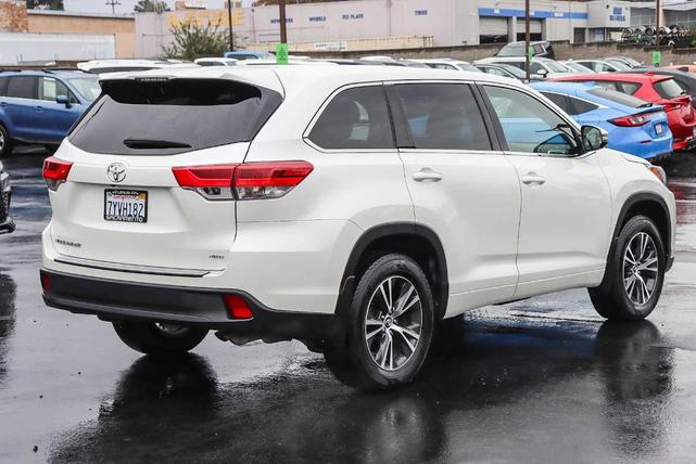 2017 toyota highlander le