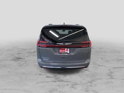 2022 chrysler pacifica touring-l in milwaukee, wisconsin