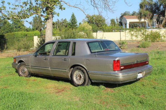 1994 lincoln town car signature series 4dr sedan