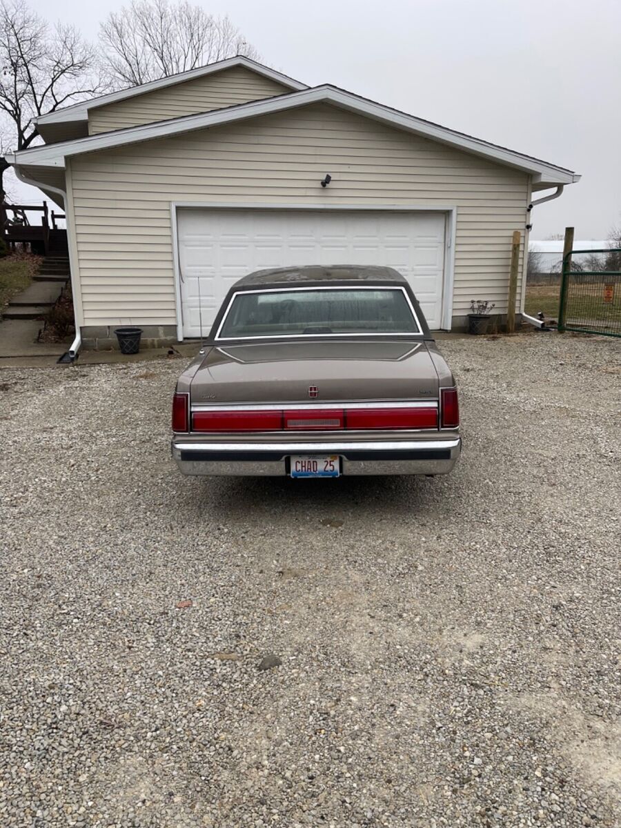 1985 4 door lincoln town car in tan