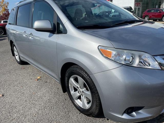 2017 toyota sienna le