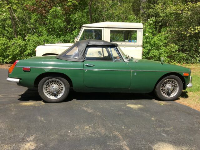 1971 mgb roadster, 1.8l 4 speed wire wheels, runs and drives, needs tlc