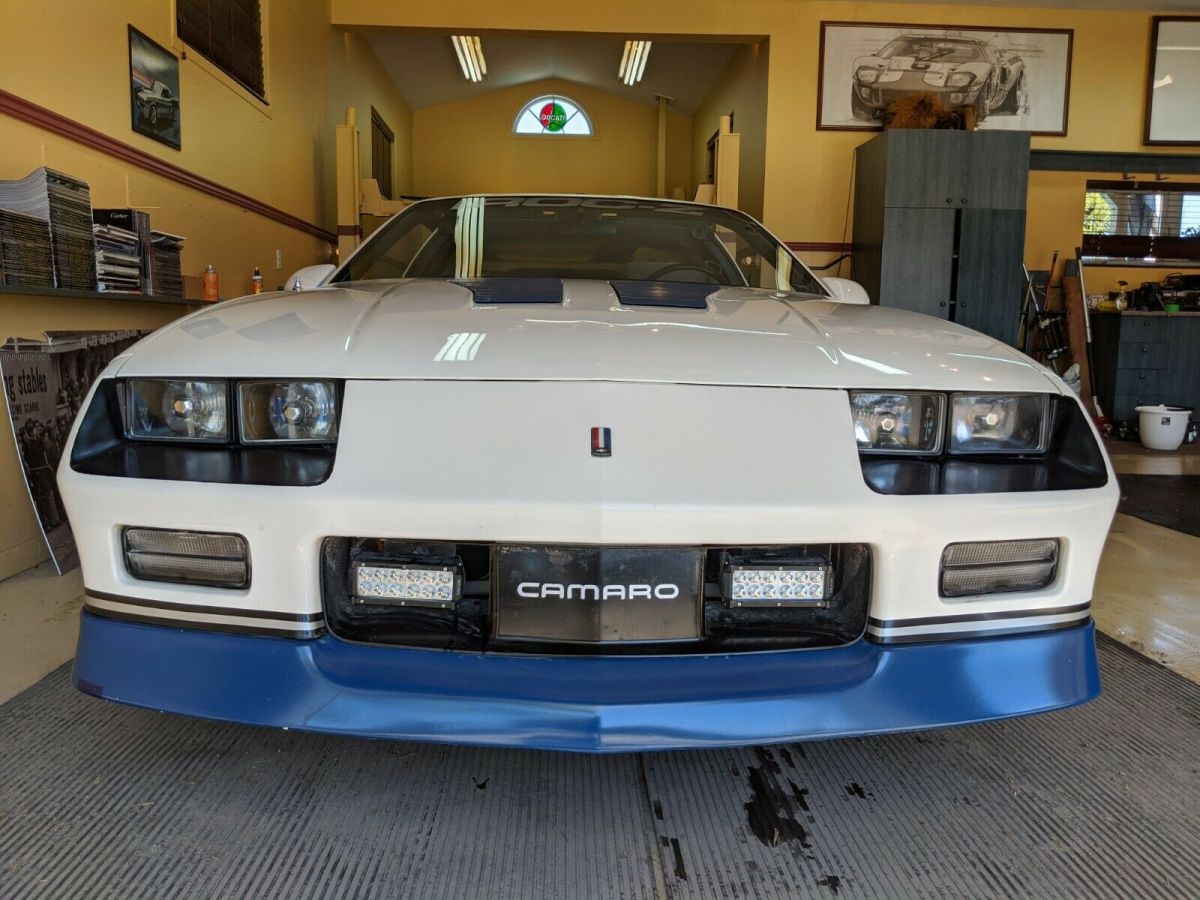 1988 chevrolet camaro white & blue iroc z z28 5.0l v8