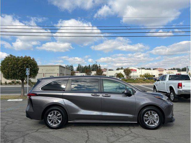 2021 toyota sienna le