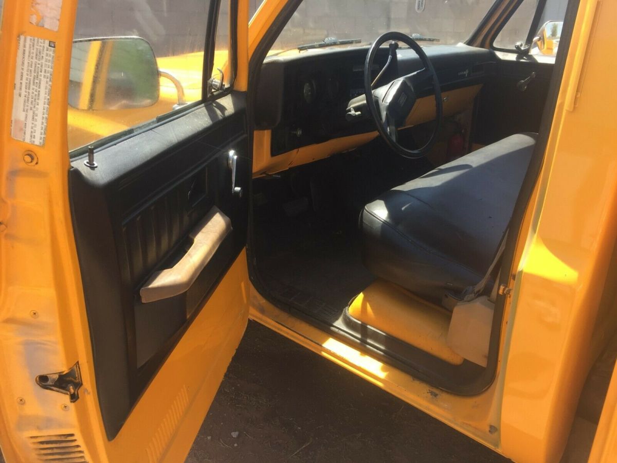 1986 chevy c20 (c10) 8 lug. square body, utility bed power liftgate. runs great!