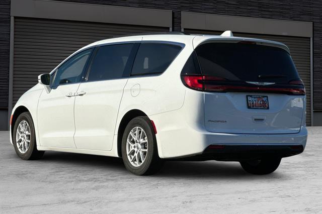 2022 chrysler pacifica touring-l