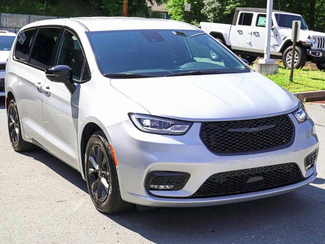 new 2024 chrysler pacifica pacifica plug-in hybrid s appearance