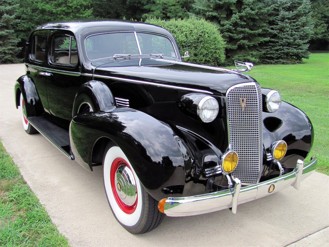 1937 cadillac fleetwood