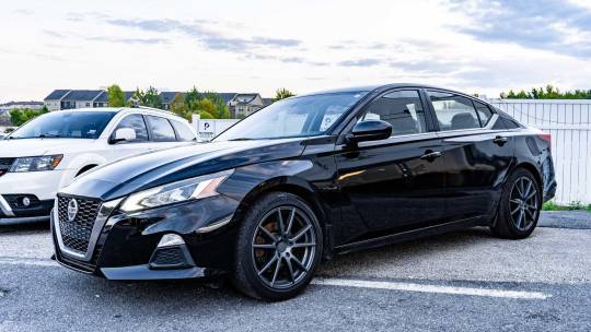 2019 Nissan se