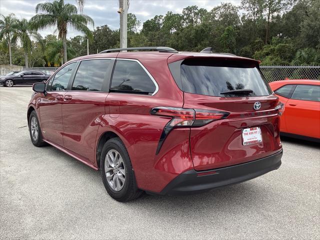 2021 toyota sienna le
