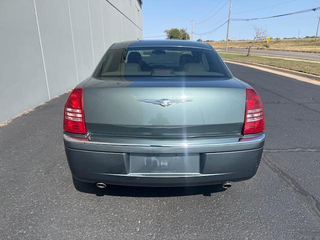 2005 chrysler 300c base