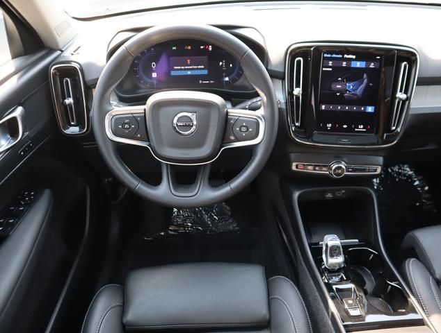 2024 volvo xc40 b5 awd plus dark theme