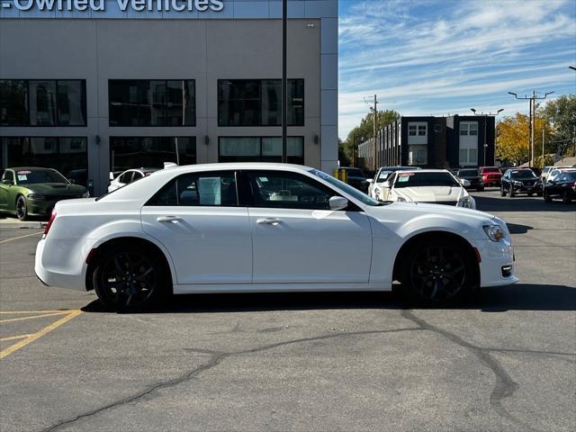 2022 chrysler 300 touring