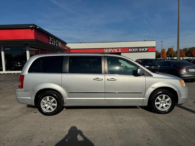 2010 chrysler town & country touring