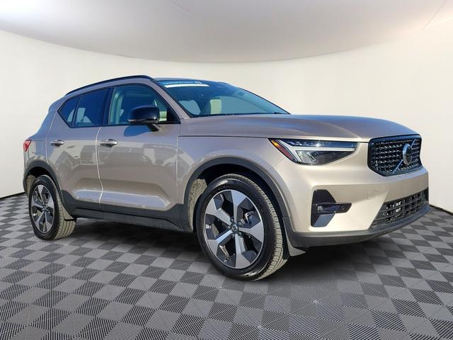 2023 volvo xc40 plus dark theme
