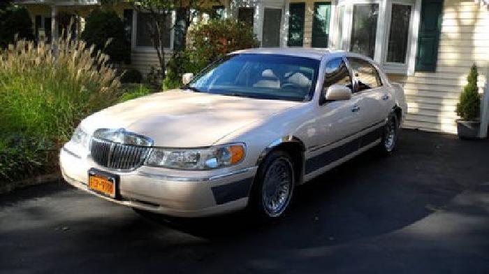 1998 lincoln town car cartier 5900 miles ivory pearl clear coat in melville, ny