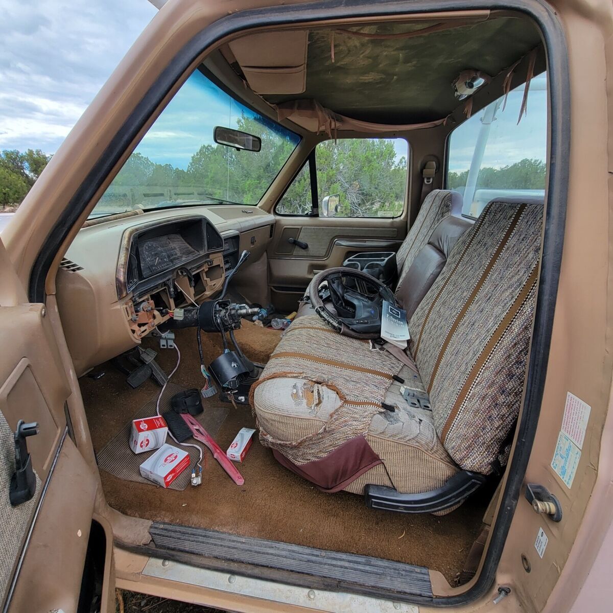 1989 f250 xlt lariat 4x4 reg cab. straight body. clean title. clean engine