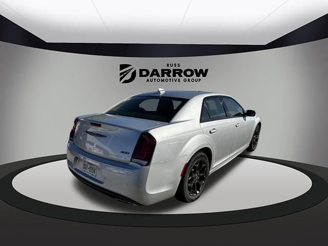 2022 chrysler 300 touring