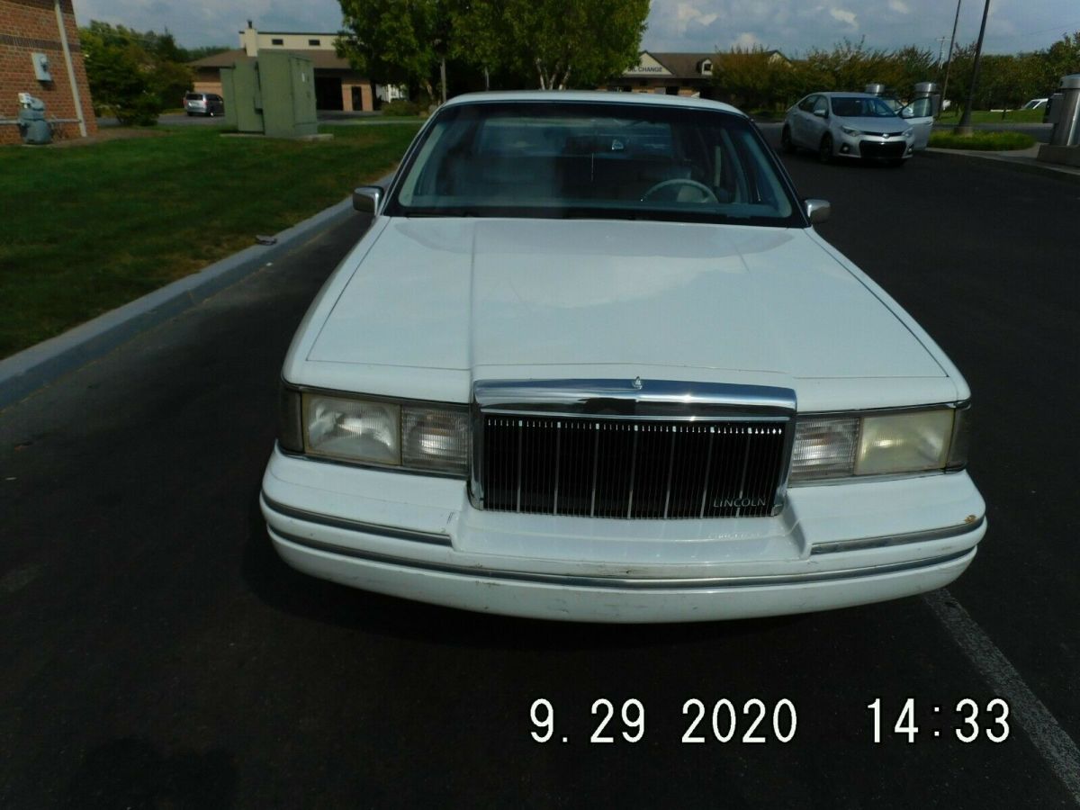 1991 antique lincoln town car executive series 4.6l;v-8 engine 4 dr. sedan white