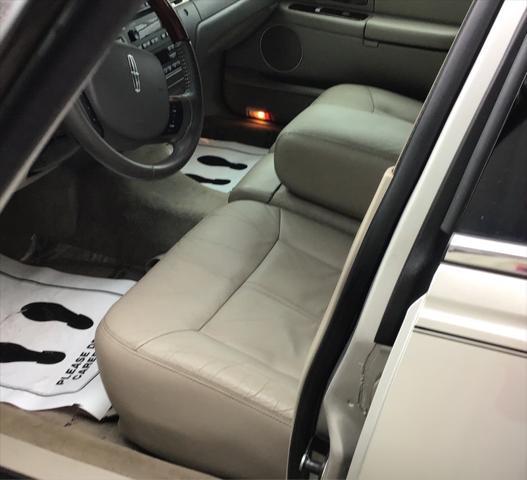 2011 lincoln town car signature