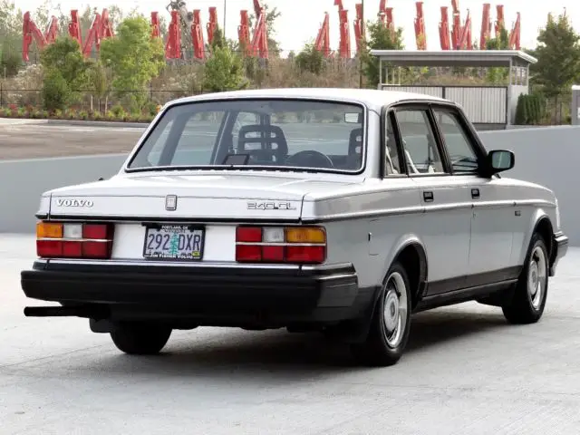 1987 volvo 240 / 244 dl sedan 4d (only 134,000 low miles)