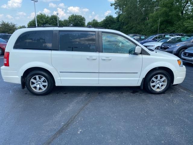 2010 chrysler town & country touring