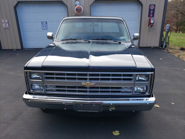 1986 gmc sierra short bed 2wd pickup. ( chevy c10)