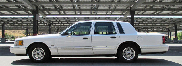 1994 lincoln town car ! beautiful !... new air cond !