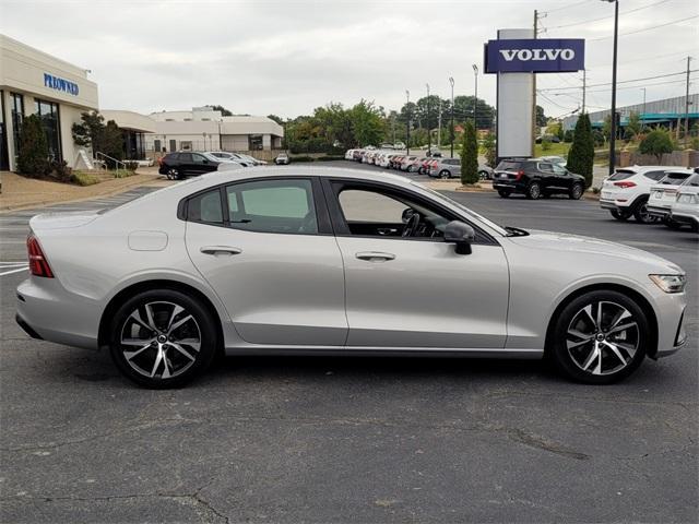 2024 volvo s60 b5 core dark theme
